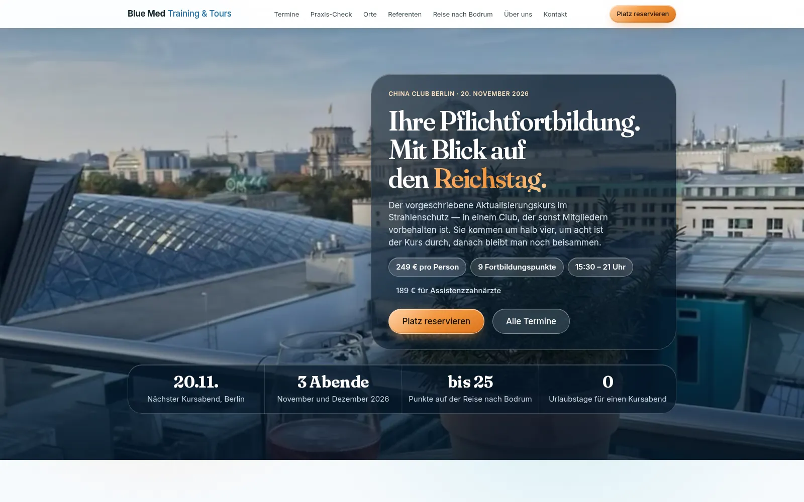 Blue Med Training & Tours: Dachterrasse mit Blick auf den Reichstag, darüber eine Glaskarte zum Kursabend im China Club Berlin